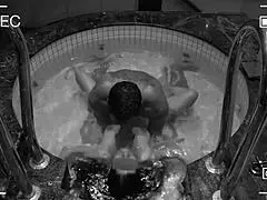 camara de vigilancia capta a esposa infiel en el jacuzzi del hotel con orgasmos