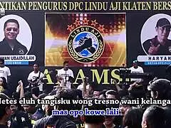 Two pretty singers dance lasciviously on the stage and four men are on the stage as well
