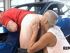 Cheerleader pleasures mechanic with rim