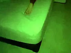 Hijastro seduce a la madrastra y la coge en el jardín