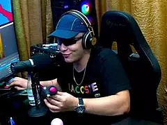 Andressa Sanchez experimenta um objeto na mama em seu estúdio