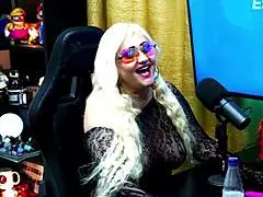 Andressa Sanchez experimenta um objeto na mama em seu estúdio