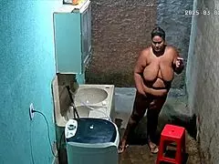 Madrasta hidden camera shaving while her stepson wandered