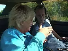 damn, banging an 80-year-old granny roadside! 😲