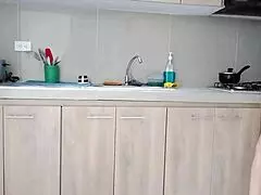 Linda Falda De La Sirvienta En La Cocina
